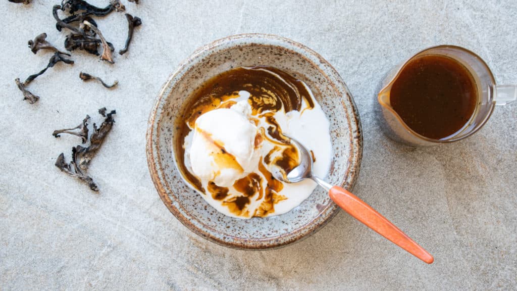 BLACK TRUMPET CARAMEL